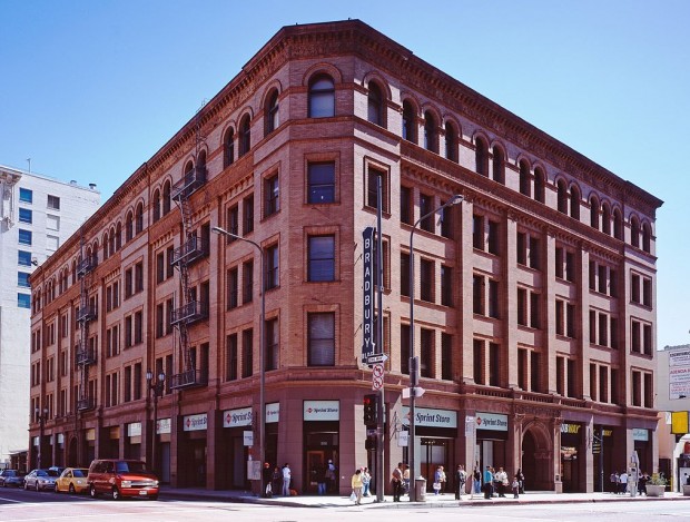 1014px-Bradbury_building_Los_Angeles_c2005_01383u_crop