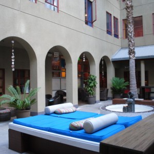 img32556-Courtyard-at-HI-Santa-Monica-Hostel